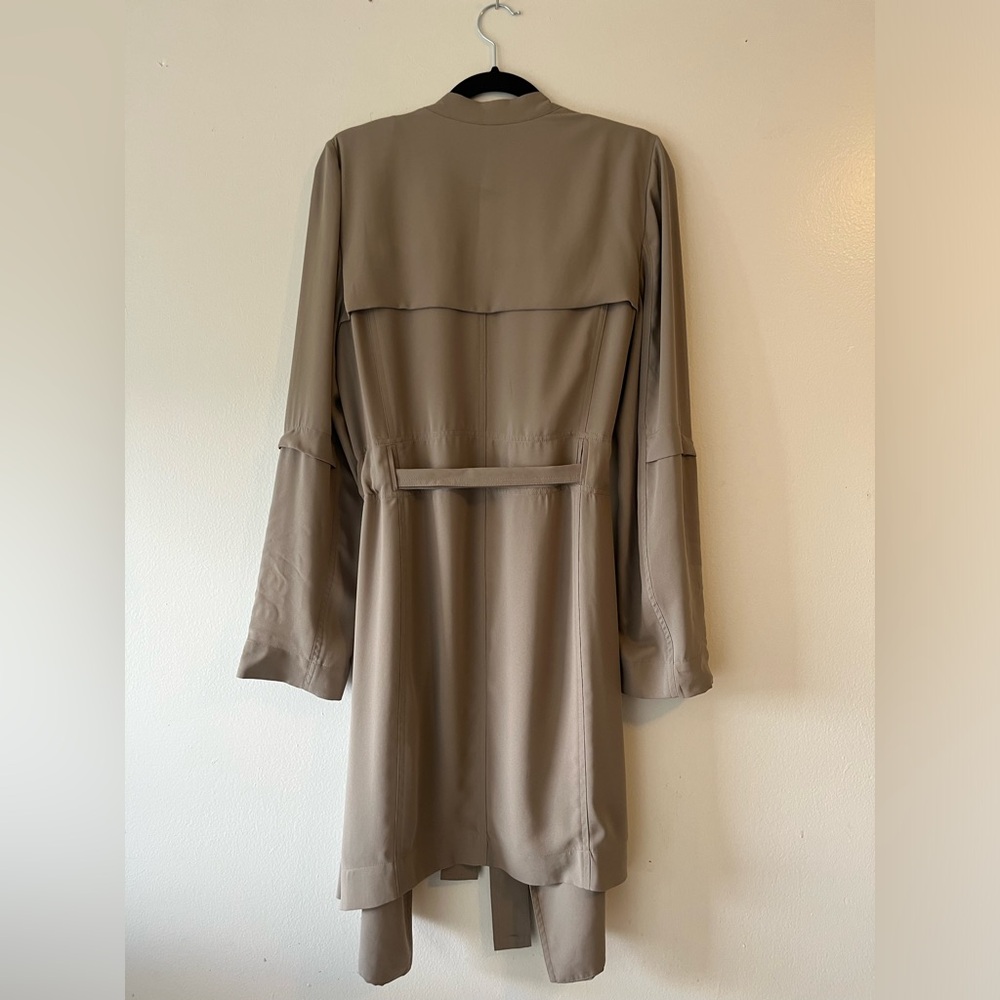 Aritzia Babaton Quincey Flowy Lightweight trench coat Size Medium In Taupe - Picture 10 of 16